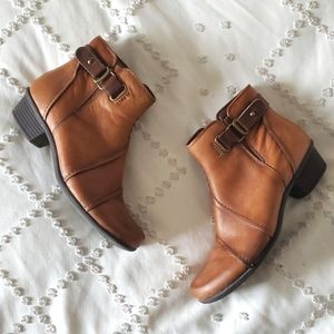 Earth Atlas Ankle boots in Almond color Size 5.5